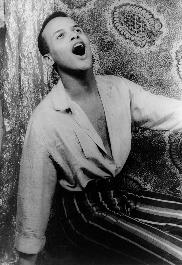 Harry_Belafonte_singing_1954