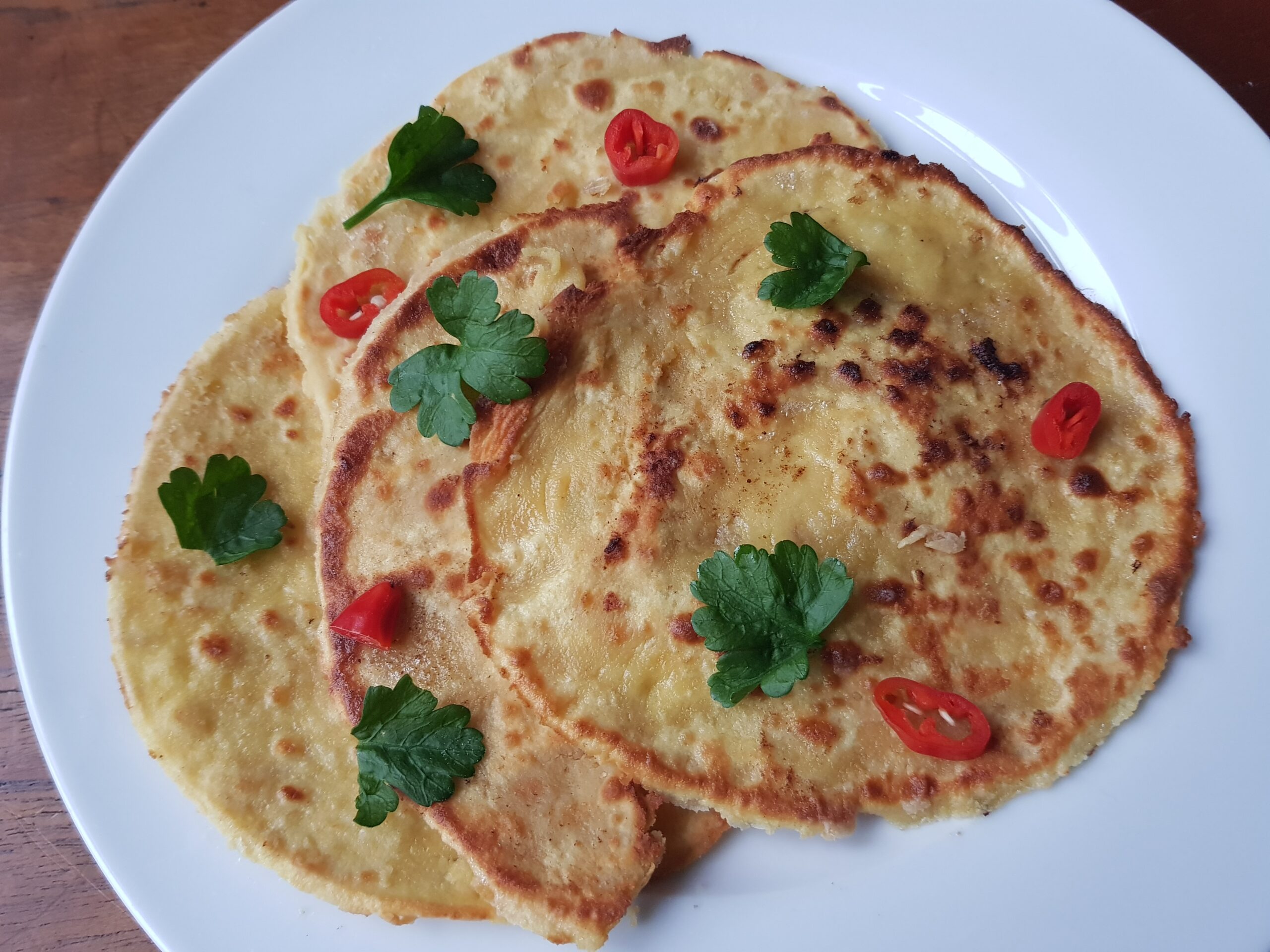 Pittige platbroodjes met knoflookboter