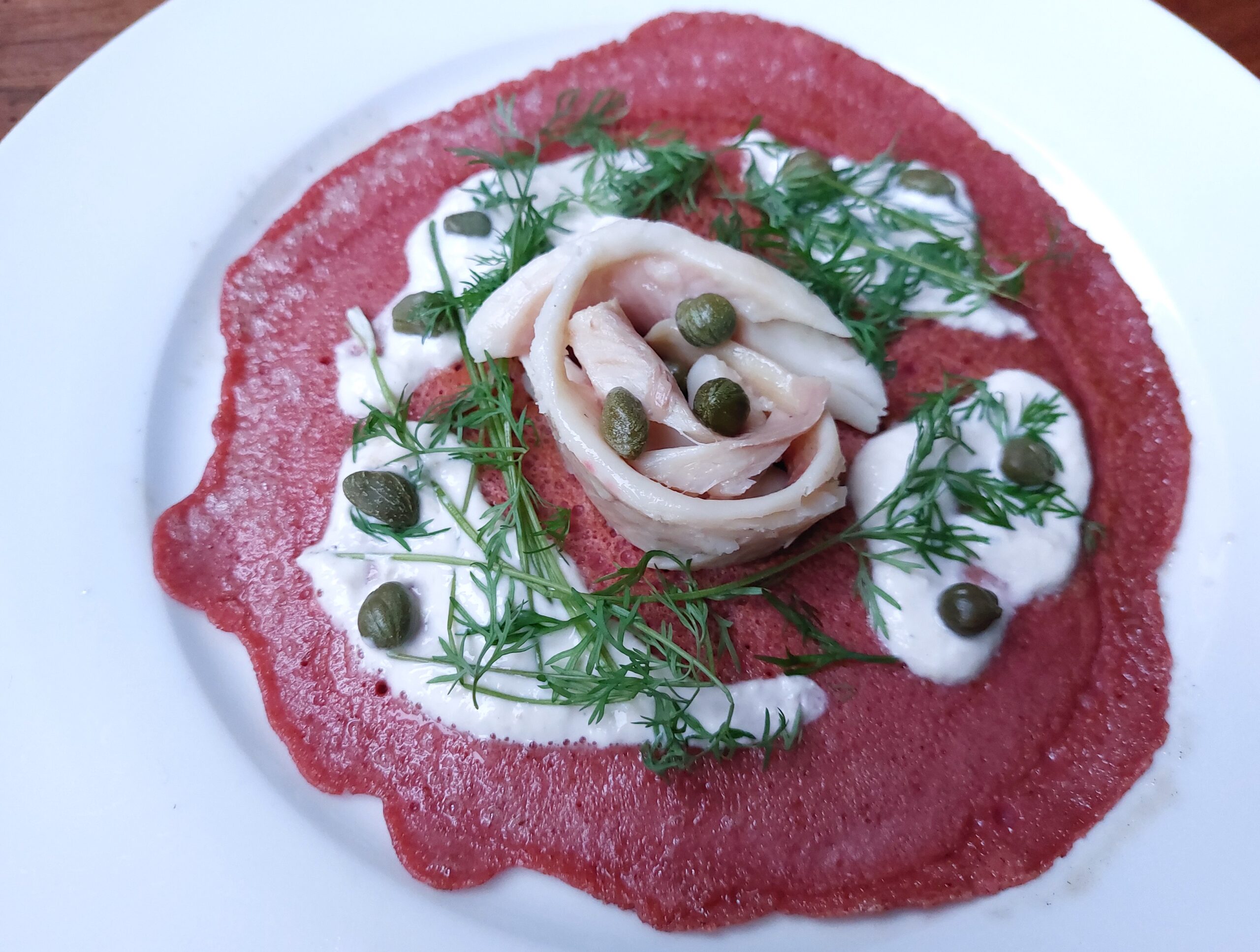 Bietenpannekoekjes met forel en mirerikswortelroom