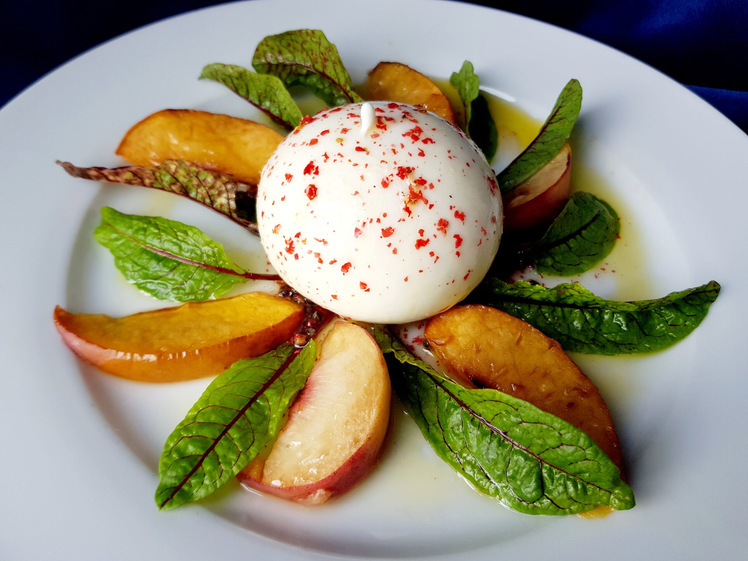 geroosterde nectarine met kardemom en burrata